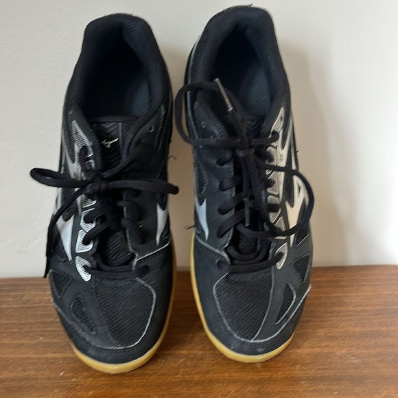 Womens’ Volleyball Shoes 7.5 - Picture 2 of 8